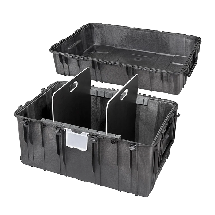 Großer schwarzer Hartschalen-Transportkoffer mit Rollen und Tragegriffen und Abtrennungsbretter im Innenraum. Robustes Gehäuse mit den M für sicheren Schutz von Ausrüstung.ßen 109x68x64cm