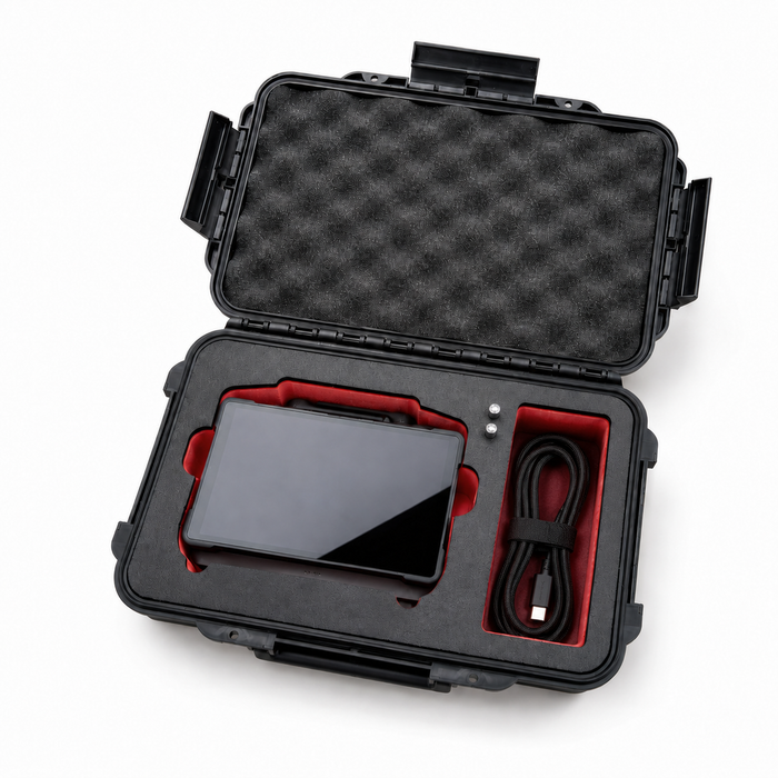 Geöffnetes TOMcase Koffer-Etui für DJI RC Pro 2 Controller mit passgenauem Schaumstoffeinsatz, mit Platz für Controller und Zubehör, z.B. für ein Kabel.
