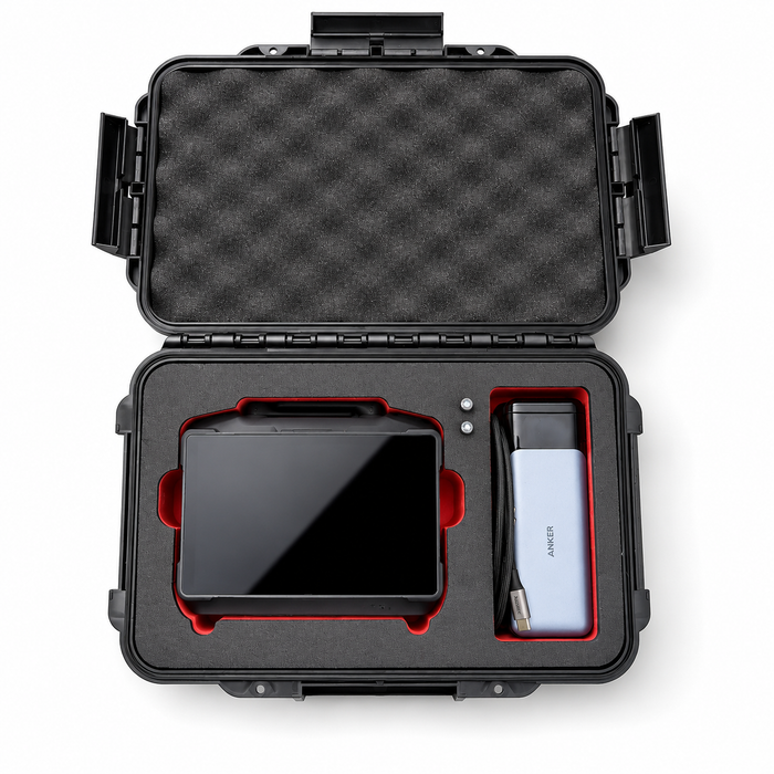 Geöffnetes TOMcase Koffer-Etui für DJI RC Pro 2 Controller mit passgenauem Schaumstoffeinsatz, mit Platz für Controller und Zubehör. Mit Inhalt.
