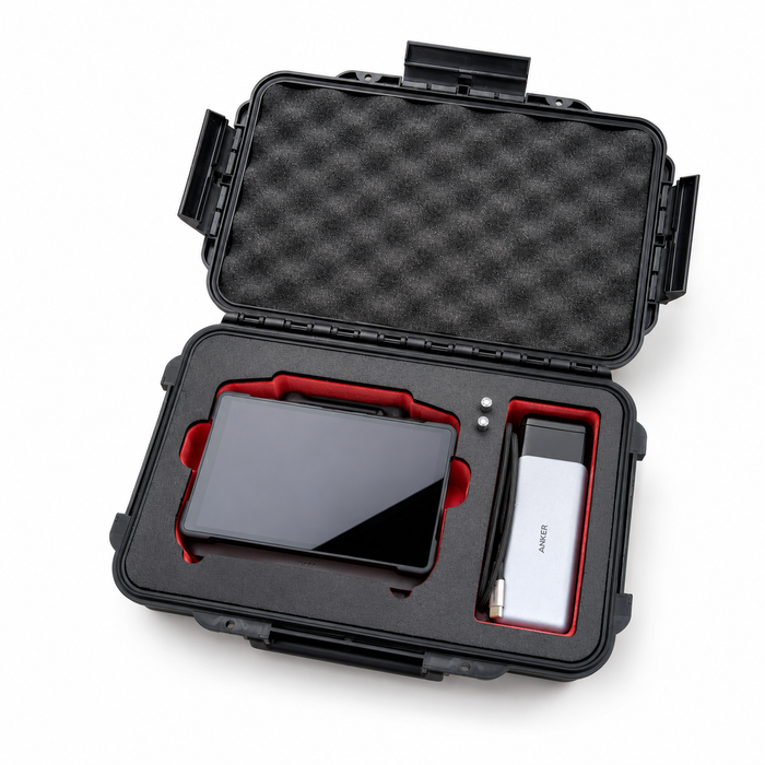 Geöffnetes TOMcase Koffer-Etui für DJI RC Pro 2 Controller mit passgenauem Schaumstoffeinsatz, eingelegtem Controller-Display und Zubehörfach mit Powerbank und Kabel.