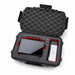 Geöffnetes TOMcase Koffer-Etui für DJI RC Pro 2 Controller mit passgenauem Schaumstoffeinsatz, eingelegtem Controller-Display und Zubehörfach mit Powerbank und Kabel.