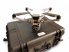 Geschlossener TOMcase Drohnenkoffer mit startbereiter DJI Matrice 4D obenauf – Ready-to-Fly-Transportlösung.