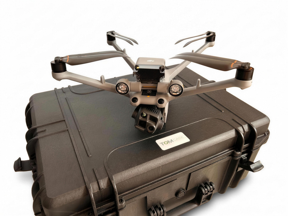 Geschlossener TOMcase Drohnenkoffer mit startbereiter DJI Matrice 4D obenauf – Ready-to-Fly-Transportlösung.